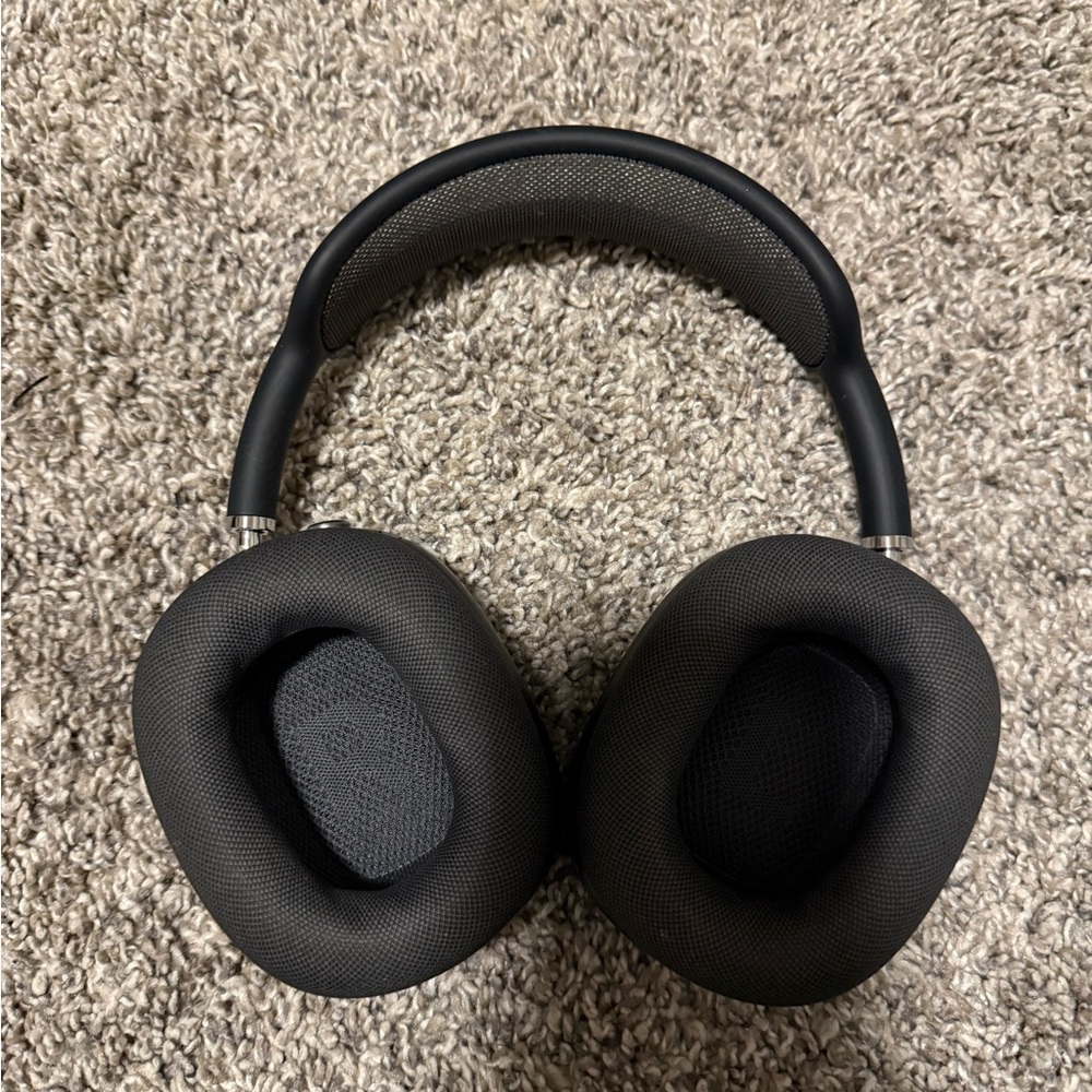 Black Apple Airpod Maxes